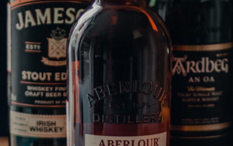 Gros plan sur trois bouteilles de whisky