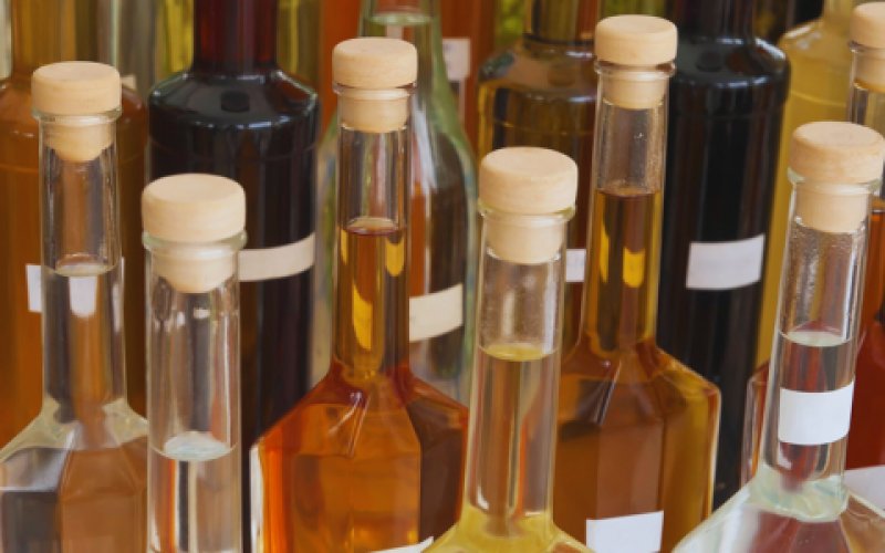 Plusieurs bouteilles de liquide avec un bouchon en liège pour les fermer