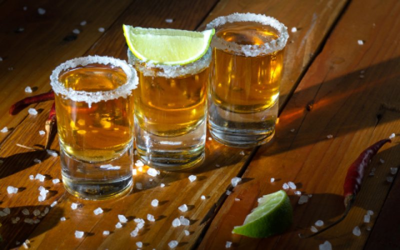 De afbeelding toont een groep glazen gevuld met verschillende vloeistoffen. Dit zijn verschillende soorten drankjes, zowel alcoholisch als non-alcoholisch, die in verschillende glazen worden gepresenteerd.