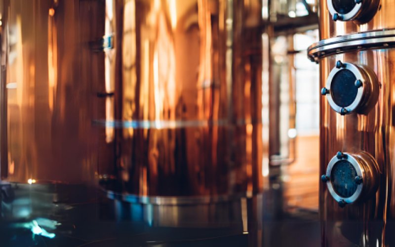 L'image montre une vue floue d'une pièce, ce qui suggère un intérieur avec différentes conditions de lumière. Les détails exacts ne sont pas visibles, ce qui donne à l'image un aspect éthéré et doux.