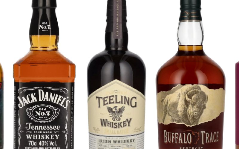 L'image montre une collection de bouteilles. Les bouteilles contiennent du whisky