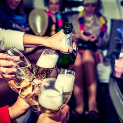 Les verres sont levés, la bouteille de champagne est versée, dans une limousine festive avec des gens qui font la fête.