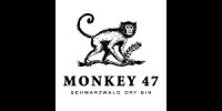 Een aap houdt een tak vast. Tekst: "MONKEY 47 SCHWARZWALD DRY GIN".